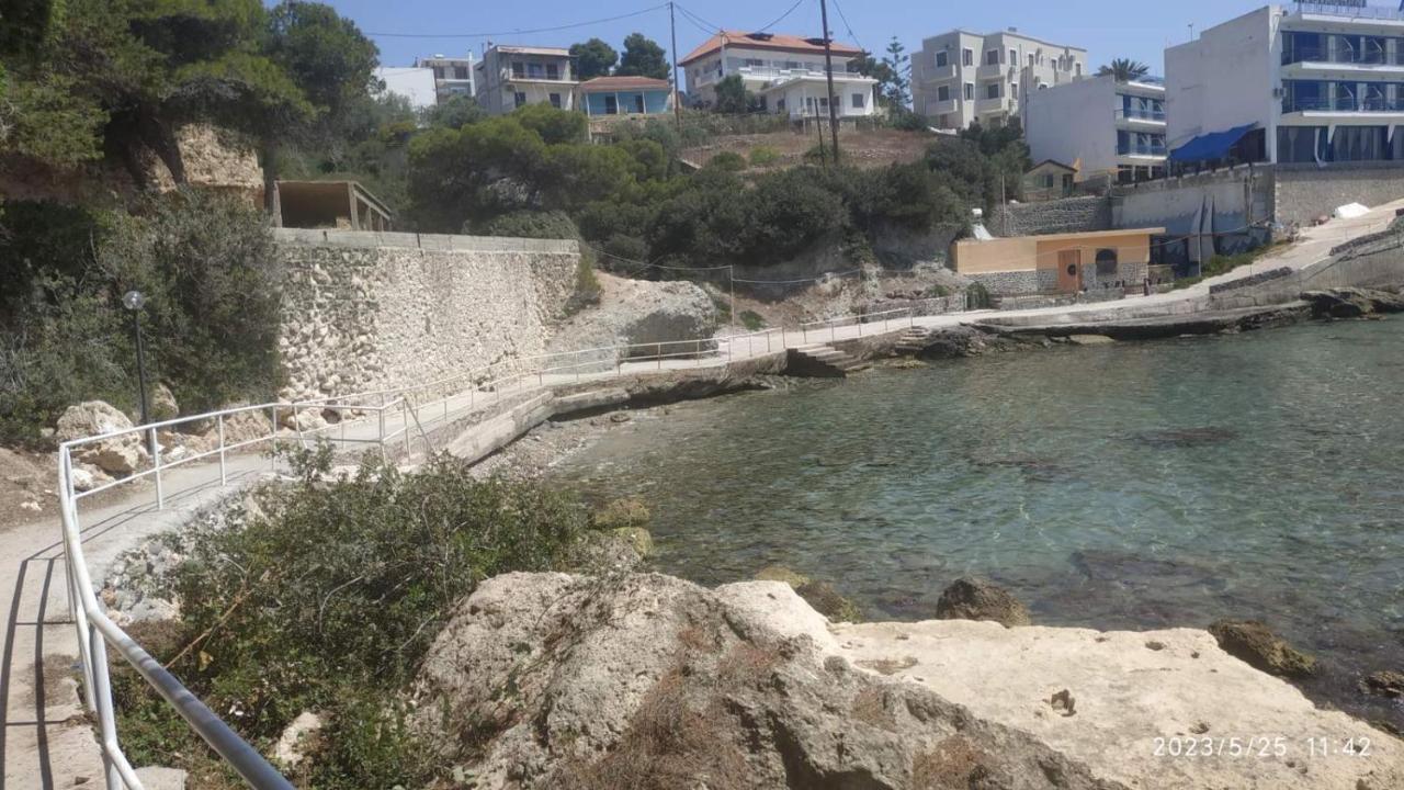 Meltemi Apartments Agia Marina  Extérieur photo