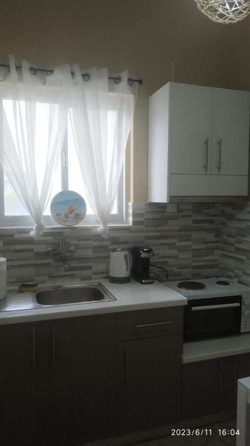 Meltemi Apartments Agia Marina  Extérieur photo